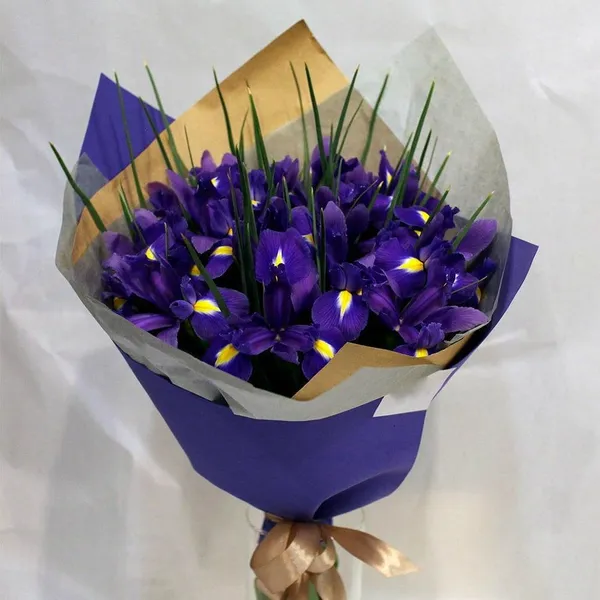 Букет из 17 ирисов в оформлении