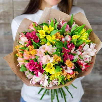 Букет из 17 альстромерий в оформлении
