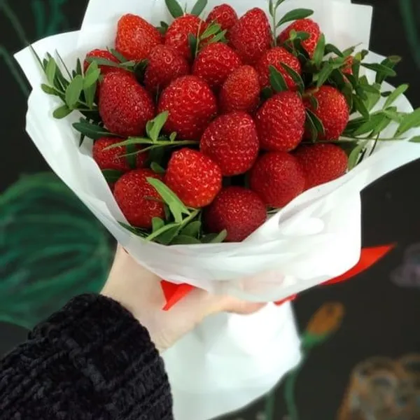 Букет из 21 свежей клубники в оформлении
