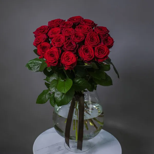 Букет траурный из 20 красных роз