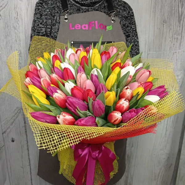 Букет из 101 тюльпана микс в оформлении