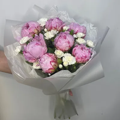 Букет из 7 пионов и диантуса в нежном оформлении