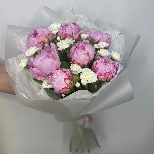 Букет из 7 пионов и диантуса в нежном оформлении