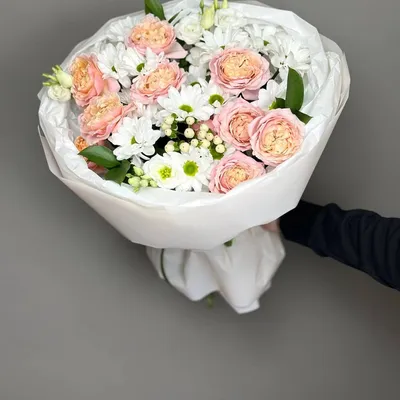 Букет из хризантем и пионовидных роз "Шампань"