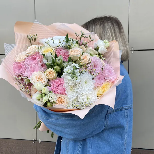 Букет с кустовой хризантемой , розой и эустомой "Летний рассвет"