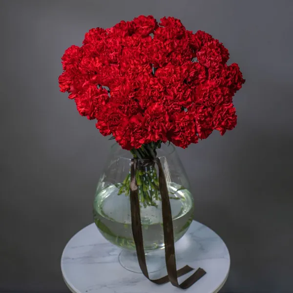 Букет траурный из 40 красных гвоздик