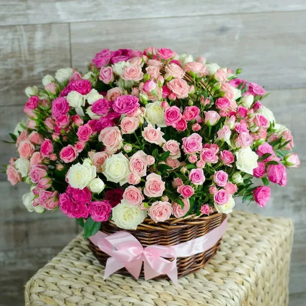 Корзина из 51 кустовой розы