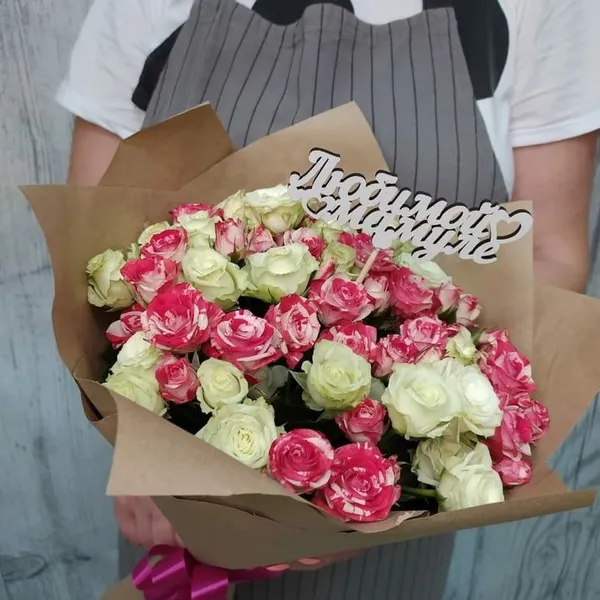 Букет из 11 кустовых роз микс в оформлении