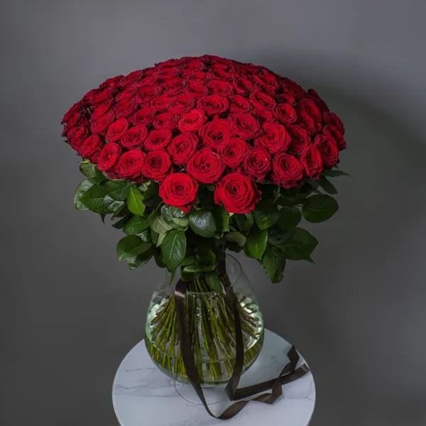 Букет траурный из 100 красных роз