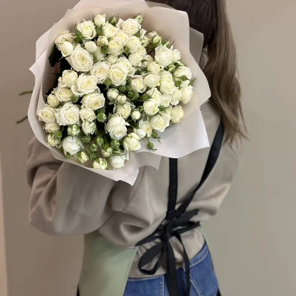 Букет белых элитных кустовых роз М