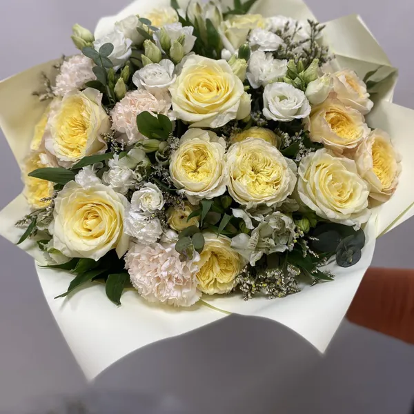 Букет с розами, альстромерией и диантусом "Лемон грасс"