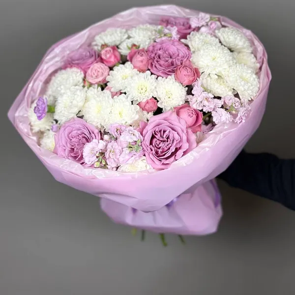 Букет из хризантем и пионовидных роз "Сиреневый"