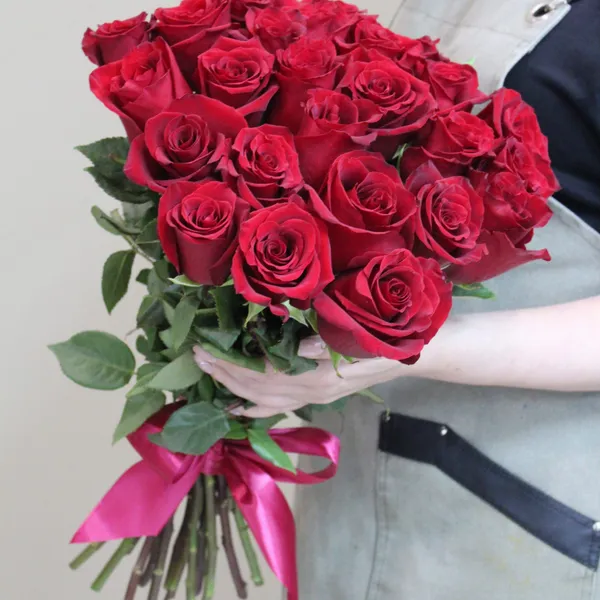 Букет из 25 красных роз "Эксплорер" 50 см