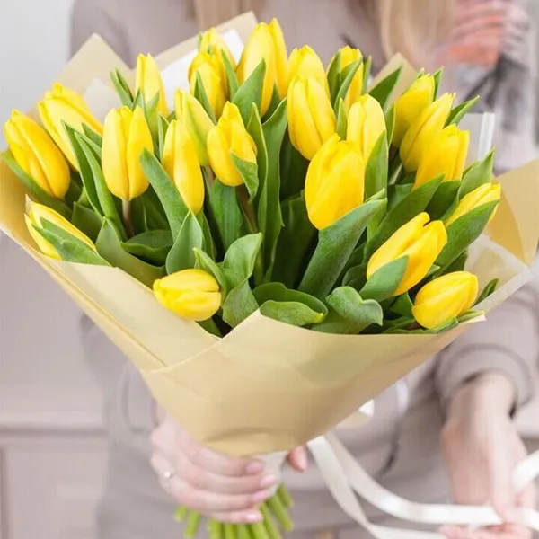 Букет из 25 желтых тюльпанов в оформлении