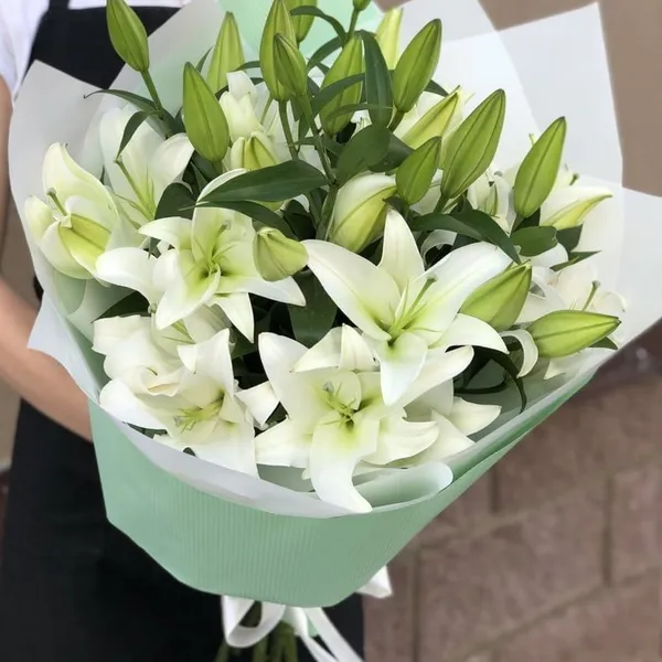 Букет из 5 белых лилий в оформлении