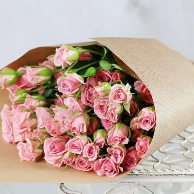 Букет из 15 розовых кустовых роз в оформлении