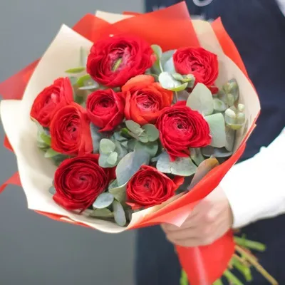 Букет из 9 красных ранункулюсов