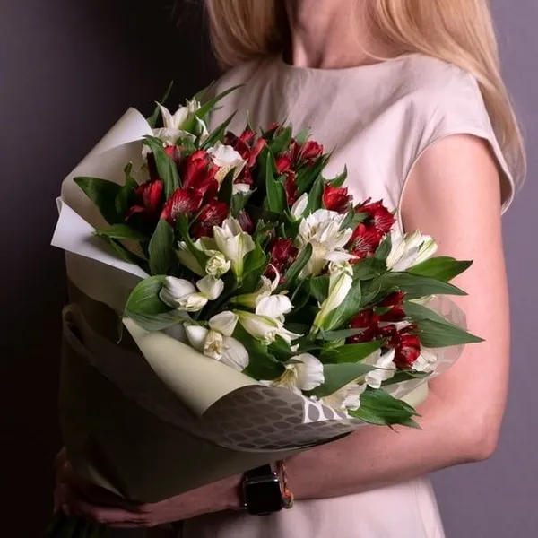 Букет из 15 альстромерий в оформлении