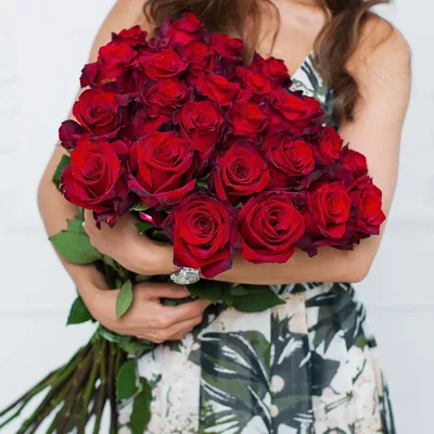 Букет из 25 красных роз "Эксплорер" 60 см