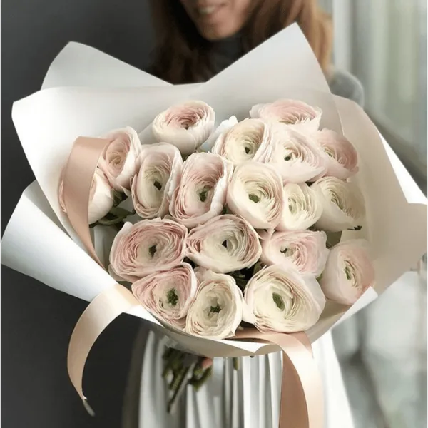 Букет из  19 нежно-розовых ранункулюсов в оформлении