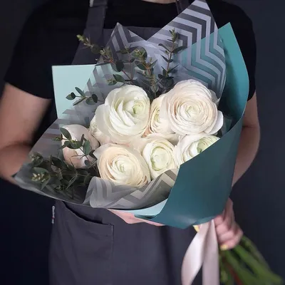Букет из 9 белых ранункулюсов