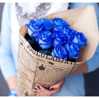 Букет из 9 синих роз в крафте