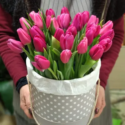 35 нежных тюльпанов в шляпной коробке