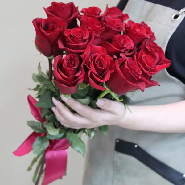 Букет 15 красных роз "Эксплорер" 50 см