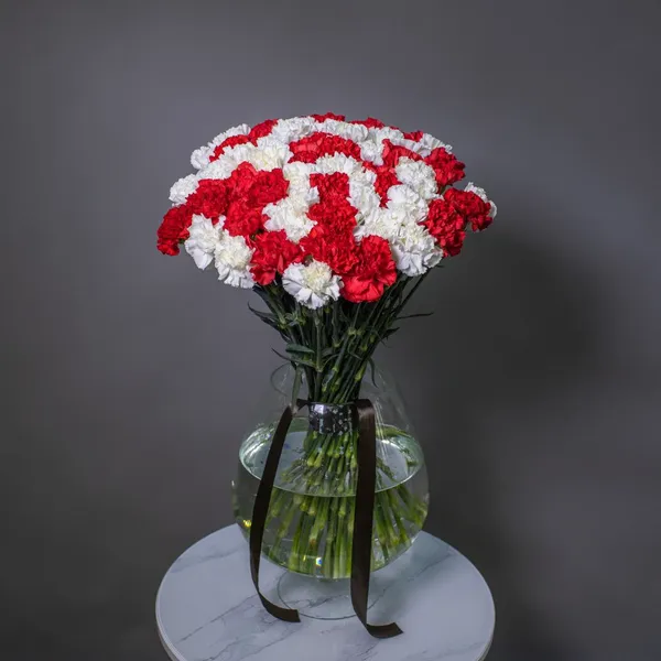 Букет траурный из 60 красных и белых гвоздик