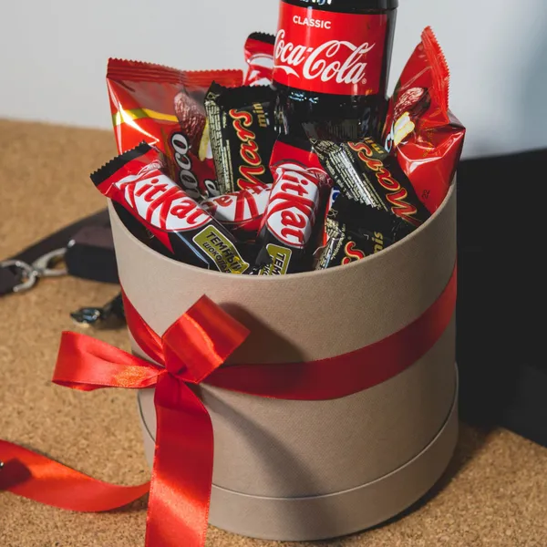 Коробка со сладостями и Кока-колой