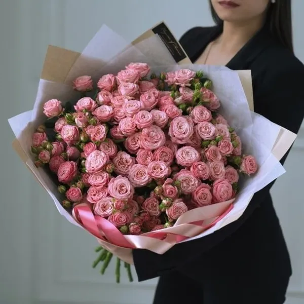 Букет из 19 кустовых пионовидных роз в оформлении