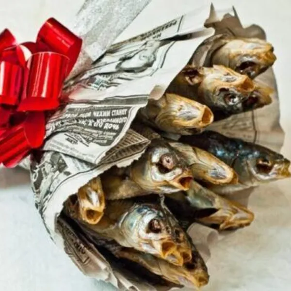 Мужской букет из вяленной рыбы в оформлении