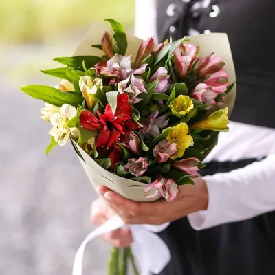 Букет из 9 альстромерий в оформлении