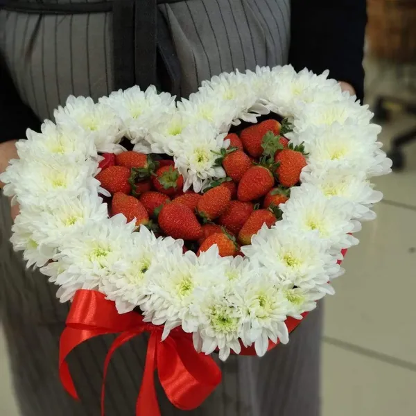 Коробка с клубникой и хризантемой