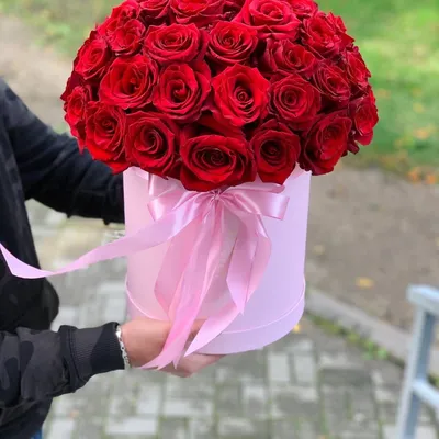 35 красных роз в шляпной коробке