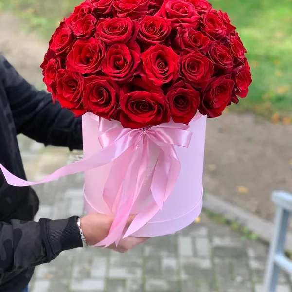 35 красных роз в шляпной коробке