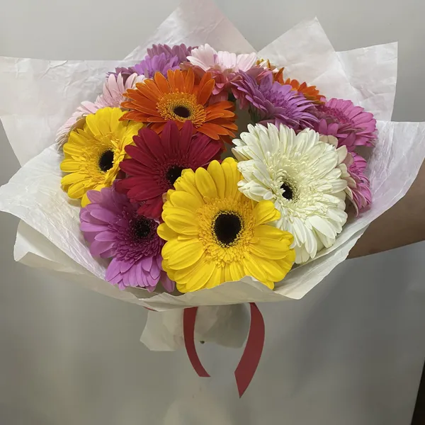 Букет из 15 гербер микс в оформлении