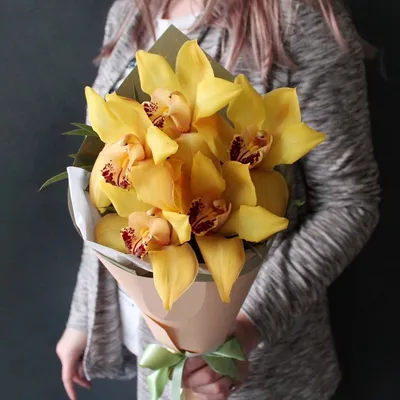 Букет из 5 желтых орхидей в оформлении