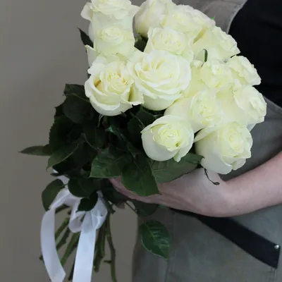 15 белых роз "Мондиаль" 50 см