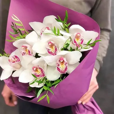 Букет из 7 белых орхидей в оформлении