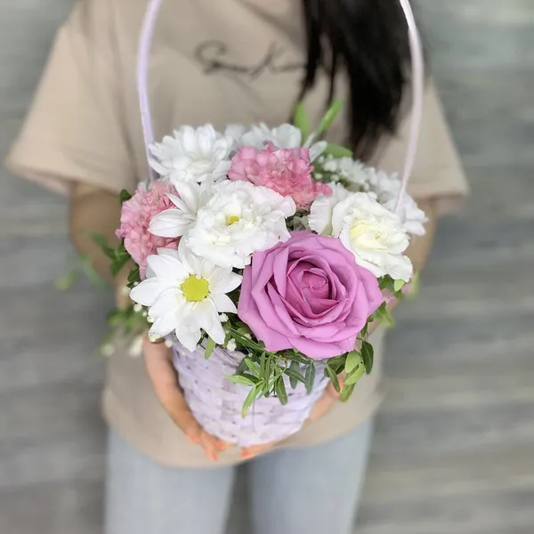 Корзина с цветами "Милый комплимент"