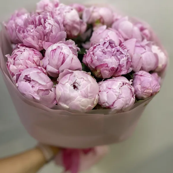 Букет из 19 пионов в оформлении