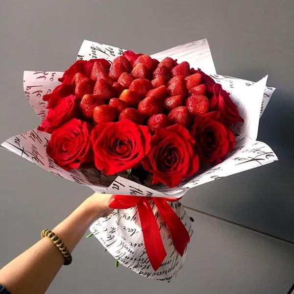 Букет "Клубничное настроение M"