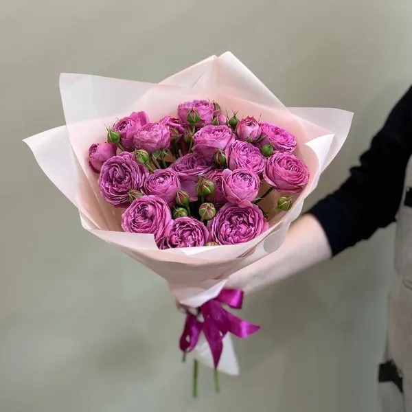 Букет из кустовых пионовидных роз "Мисти баблз" S