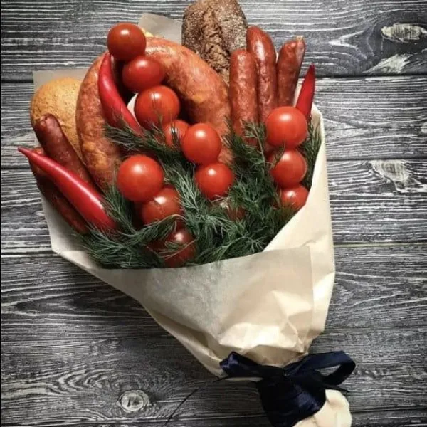 Мужской букет с колбасой и томатами