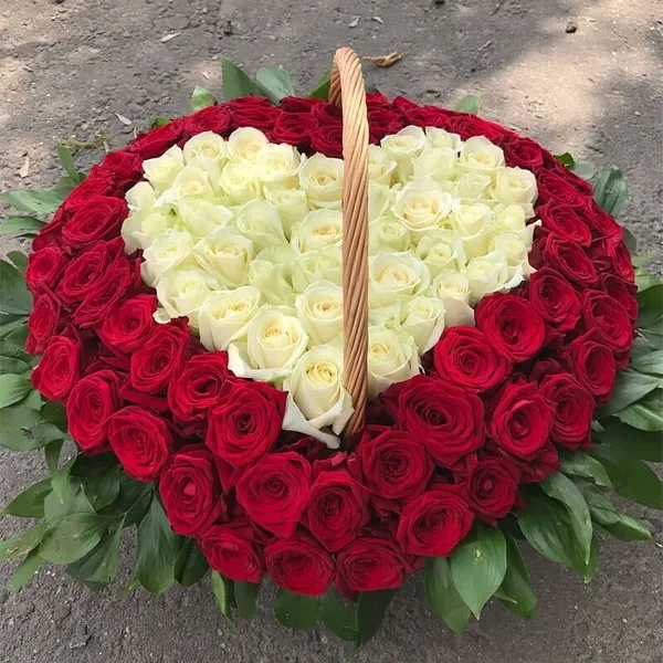 Корзина из 101 красно-белой розы "Сердце"