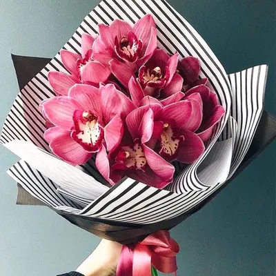 Букет из 9 малиновых орхидей в оформлении