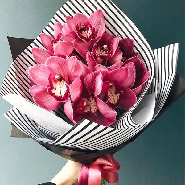 Букет из 9 малиновых орхидей в оформлении