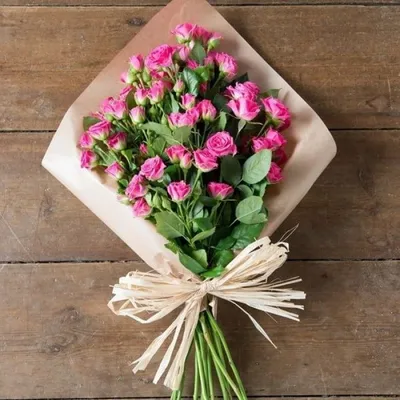 Букет из 11 розовых кустовых роз в оформлении