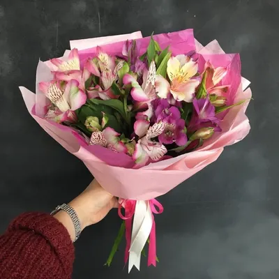 Букет из 7 альстромерий в оформлении